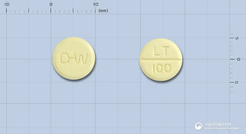 라트리진정(라모트리진) 앞뒤 사진 (노란색 원형, 각인 D-W / LT 100)