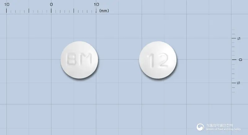 브론코진정(레보드로프로피진) 앞뒤 사진 (흰색 원형, 각인 BM / 12)