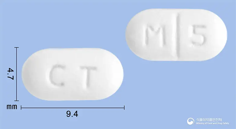 모사피아정(모사프리드시트르산염수화물) 앞뒤 사진 (흰색 장방형, 각인 CT / M 5)