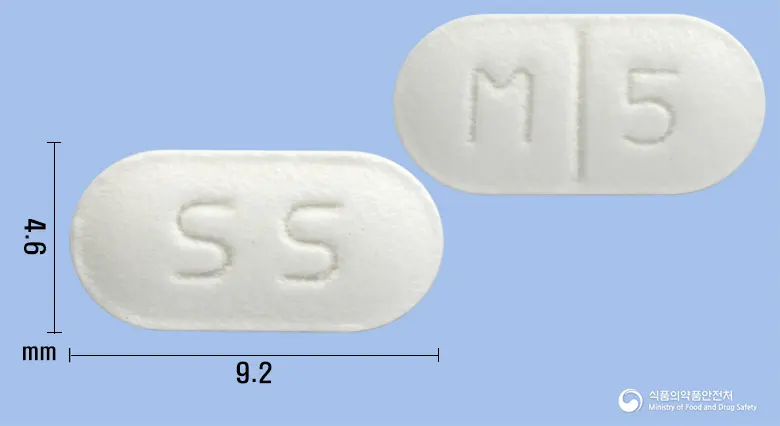 가스프린정(모사프리드시트르산염수화물) 앞뒤 사진 (흰색 장방형, 각인 SS / M 5)