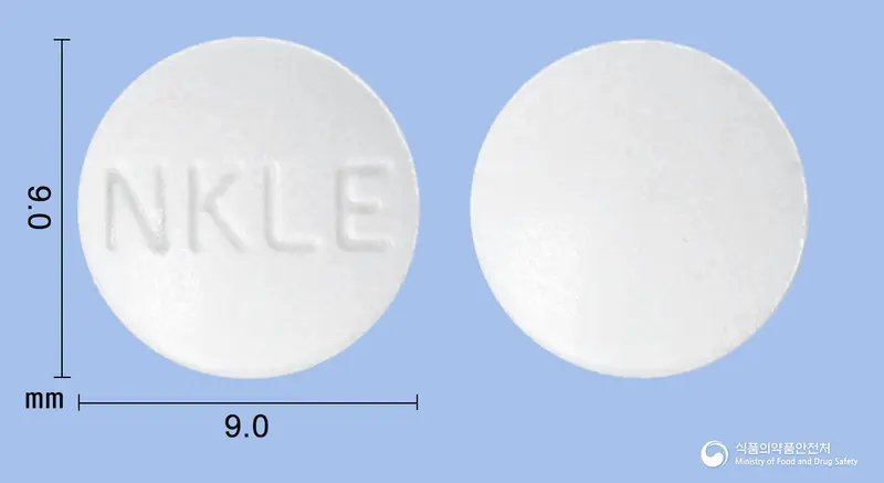 레브론정(레보드로프로피진) 앞뒤 사진 (흰색 원형, 각인 NKLE)