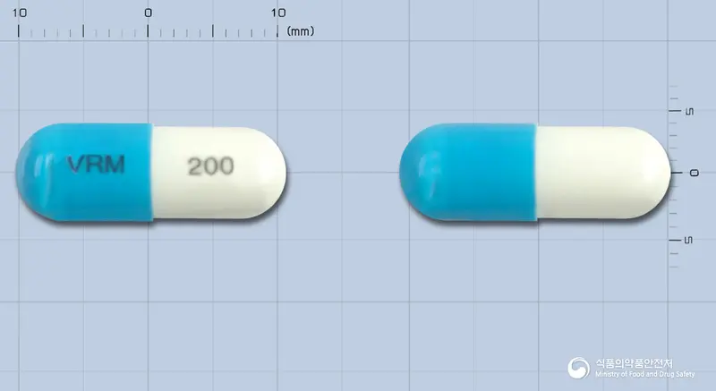 바이라미드캡슐200mg(리바비린)(수출명:일성리바비린캡슐200mg(리바비린)) 앞뒤 사진 (파란색 캡슐, 각인 VRM 200)