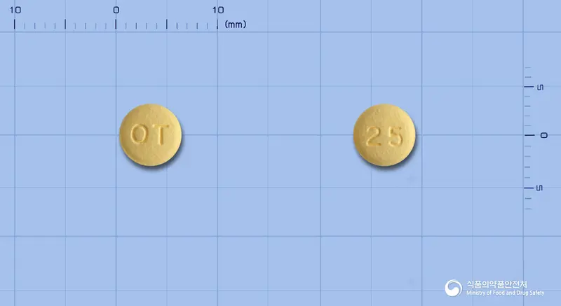 토라맥정25mg(토피라메이트) 앞뒤 사진 (노란색 원형, 각인 OT / 25)