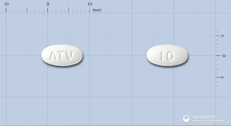 리피원정10mg(아토르바스타틴칼슘삼수화물) 앞뒤 사진 (흰색 타원형, 각인 ΛTV / 10)