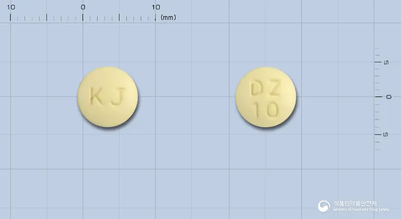 국제도네페질정(도네페질염산염) 앞뒤 사진 (노란색 원형, 각인 KJ / DZ10)