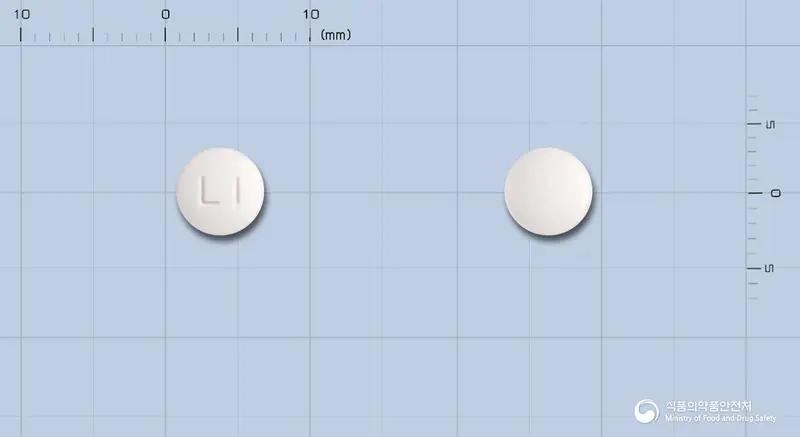 리마노스정(리마프로스트 알파-시클로덱스트린포접화합물) 앞뒤 사진 (흰색 원형, 각인 LI)