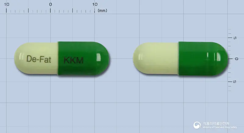 디패트캡슐 앞뒤 사진 (초록색 캡슐, 각인 De-Fat KKM)