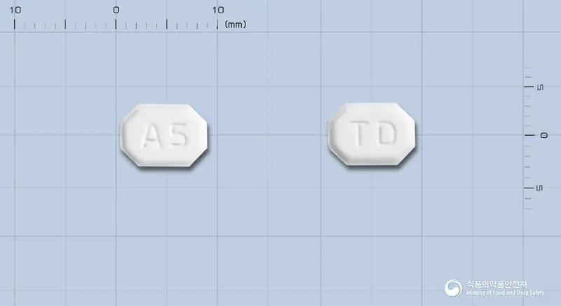 티디에스베실산암로디핀정 앞뒤 사진 (흰색 팔각형, 각인 A5 / TD)
