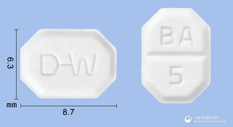 동화암로디핀베실산염정5밀리그램 앞뒤 사진 (흰색 팔각형, 각인 D-W / BA 5)