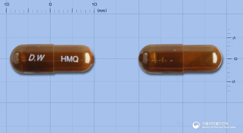 헤모큐플러스캡슐 앞뒤 사진 (갈색 캡슐, 각인 D.W HMQ)