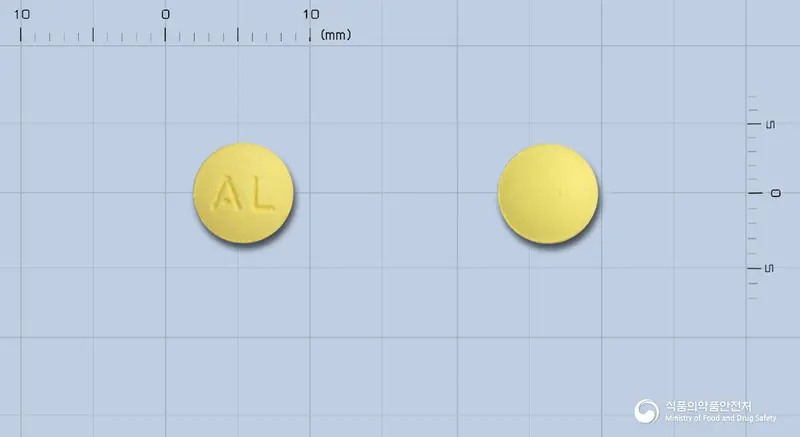 알셉트정5mg(도네페질염산염수화물) 앞뒤 사진 (노란색 원형, 각인 AL)