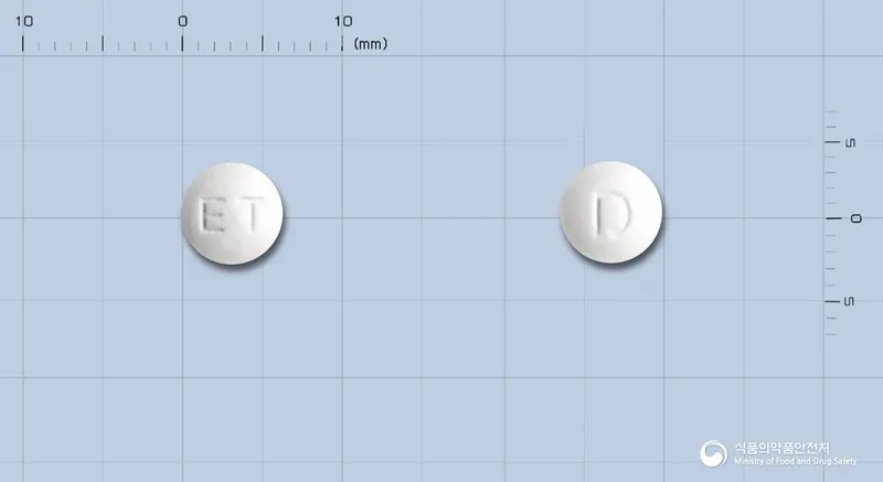 디메탈정(디메크로트산마그네슘) 앞뒤 사진 (흰색 원형, 각인 ET / D)