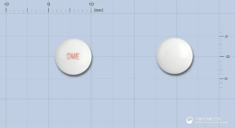디메타제정(디메크로틴산마그네슘) 앞뒤 사진 (흰색 원형, 각인 DME)