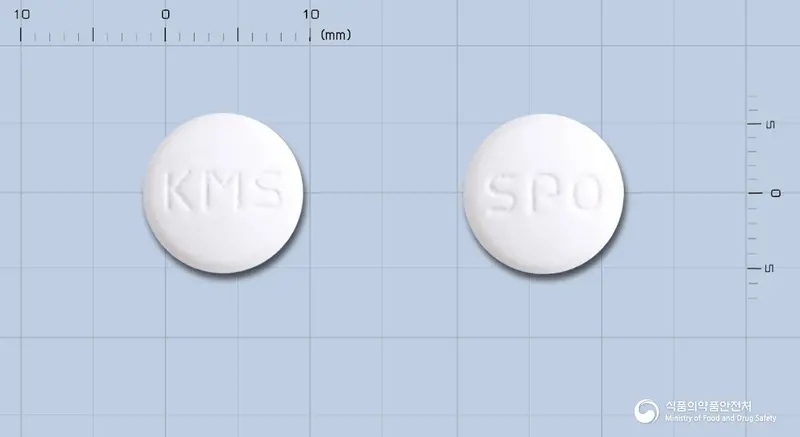 스포트라정(이트라코나졸고체분산체) 앞뒤 사진 (흰색 원형, 각인 KMS / SPO)