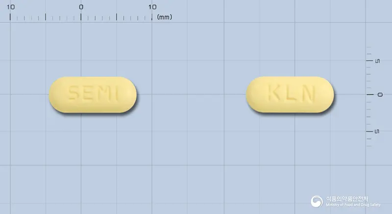에이트라세미정 앞뒤 사진 (노란색 장방형, 각인 SEMI / KLN)
