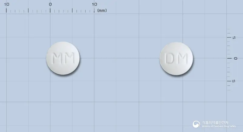 디메클정(디메크로틴산마그네슘) 앞뒤 사진 (흰색 원형, 각인 MM / DM)