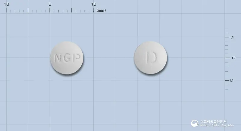 크로틴정(디메크로틴산마그네슘) 앞뒤 사진 (흰색 원형, 각인 NGP / D)