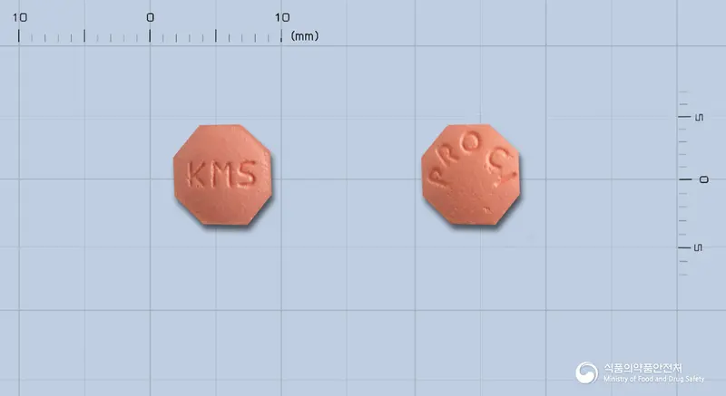 프로시정(피나스테리드) 앞뒤 사진 (분홍색 팔각형, 각인 KMS / PROCI)