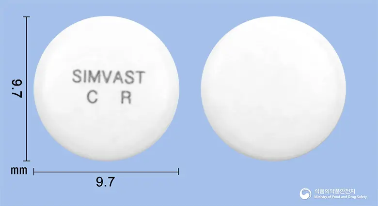 심바스트씨알정(심바스타틴) 앞뒤 사진 (흰색 원형, 각인 SIMVAST C R)