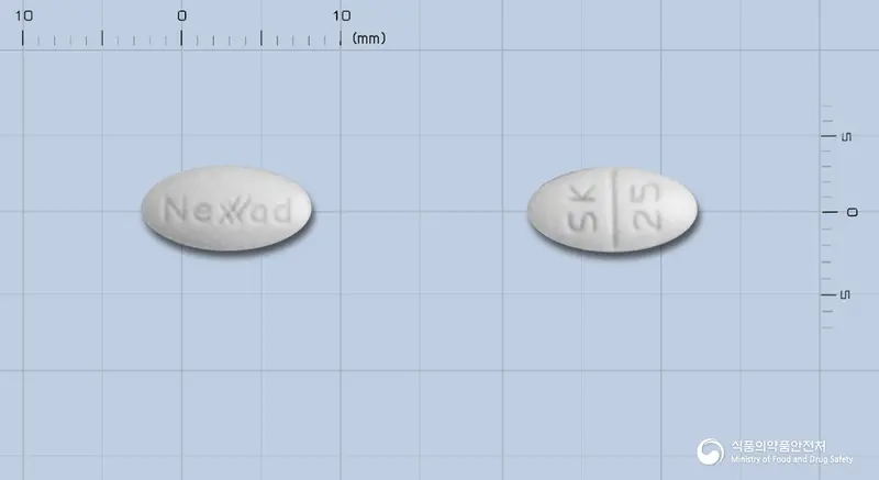 넥사드정(에스암로디핀겐티스산염) 앞뒤 사진 (흰색 타원형, 각인 Nexad / SK 25)