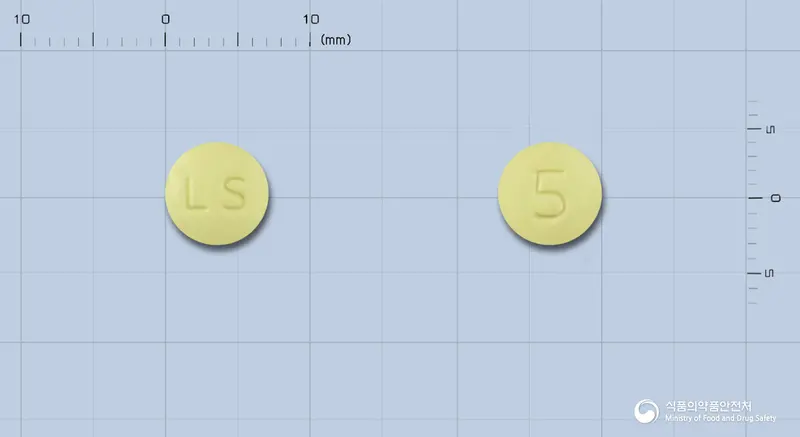 케이셉트정5밀리그램(도네페질염산염수화물) 앞뒤 사진 (노란색 원형, 각인 LS / 5)