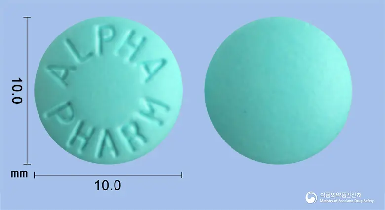 알파클로닉신리신정 앞뒤 사진 (파란색 원형, 각인 ALPHAPHARM)