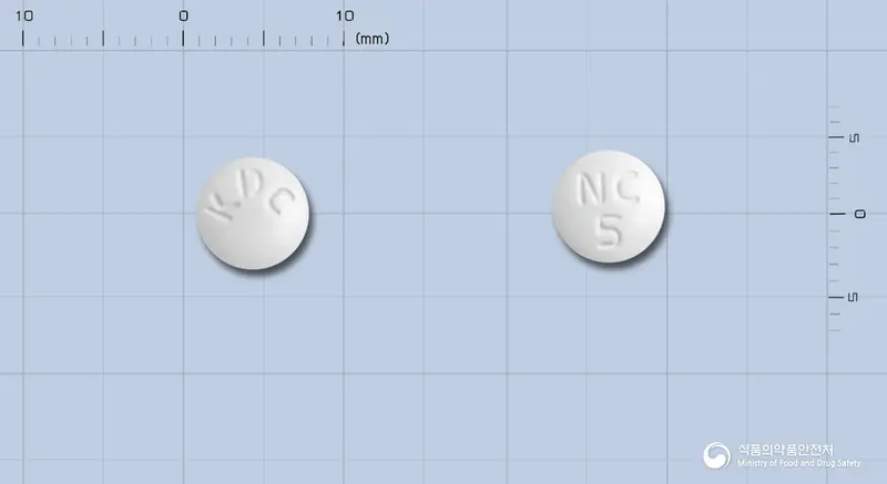 뉴로셉트정5밀리그램(도네페질염산염일수화물) 앞뒤 사진 (흰색 원형, 각인 KDC / NC5)