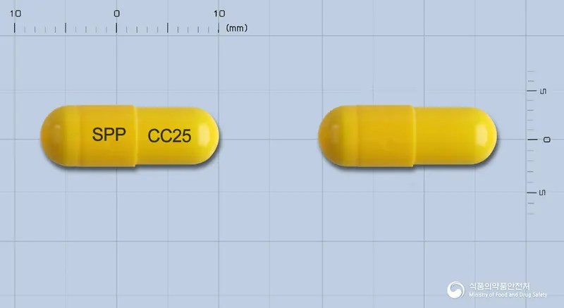 에스피씨세파클러캡슐250mg 앞뒤 사진 (노란색 캡슐, 각인 SPP CC25)