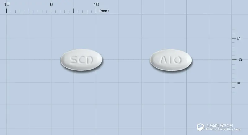 아토로우정10mg(아토르바스타틴칼슘삼수화물) 앞뒤 사진 (흰색 타원형, 각인 SCD / Λ10)