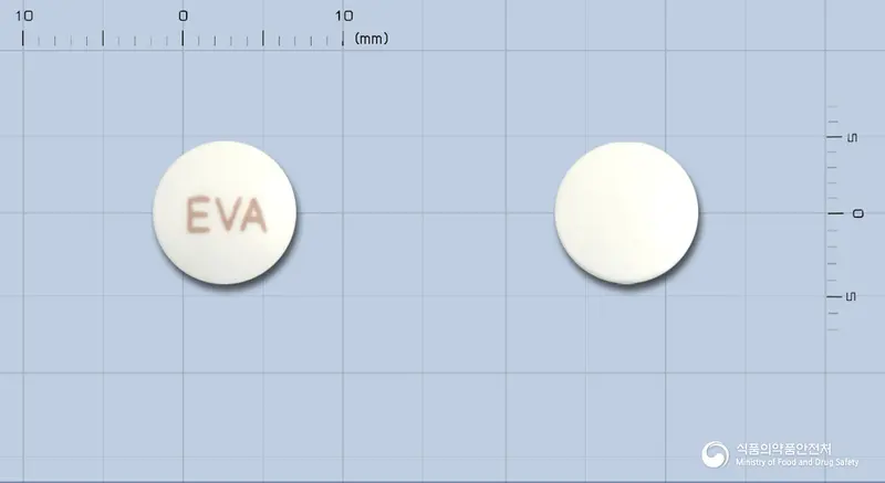 이브에이정 앞뒤 사진 (흰색 원형, 각인 EVA)
