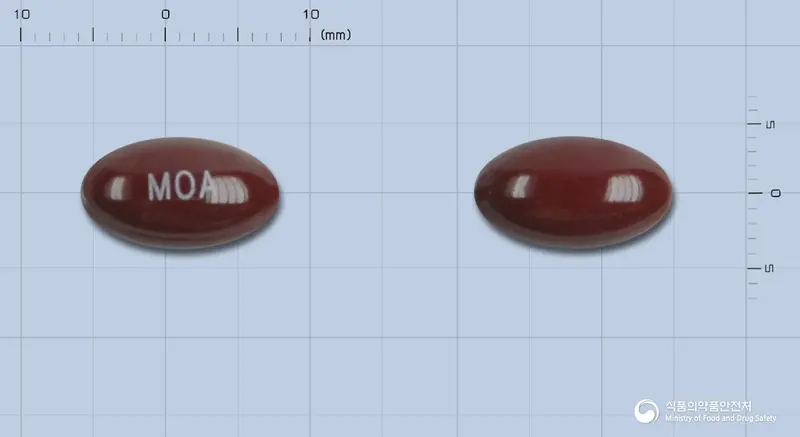 모아뷰연질캡슐 앞뒤 사진 (갈색 캡슐, 각인 MOA)