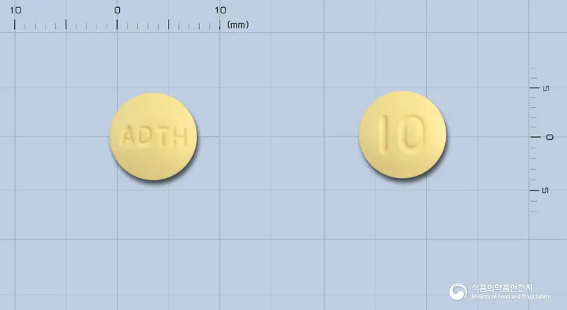 아리도네정10밀리그램(도네페질염산염일수화물) 앞뒤 사진 (노란색 원형, 각인 ADTH / 10)
