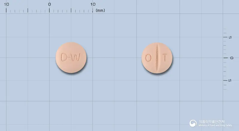 오로파트정5mg(올로파타딘염산염) 앞뒤 사진 (분홍색 원형, 각인 D-W / O T)