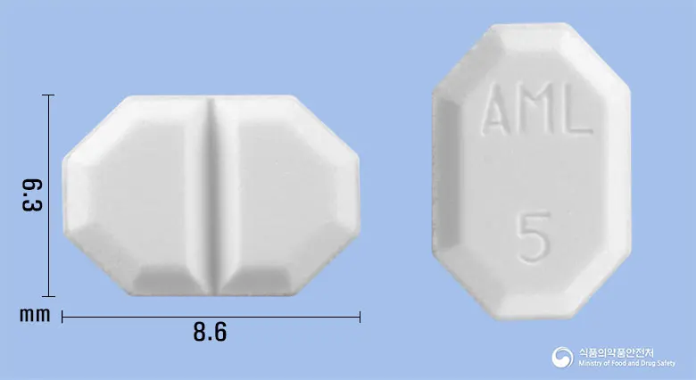 암피베실정5mg(암로디핀베실산염) 앞뒤 사진 (흰색 팔각형, 각인 AML5)