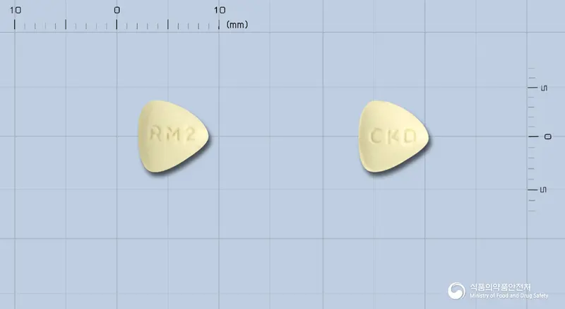 류마이드정20밀리그램(레플루노미드) 앞뒤 사진 (노란색 삼각형, 각인 RM2 / CKD)