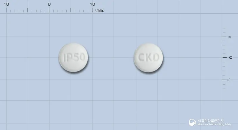 이토벨정(이토프리드염산염) 앞뒤 사진 (흰색 원형, 각인 IP50 / CKD)