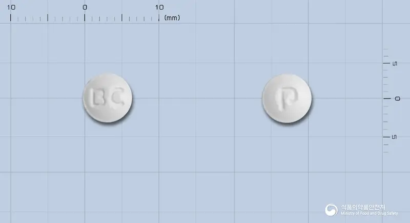 비씨프로정(프로나제B) 앞뒤 사진 (흰색 원형, 각인 BC / P)