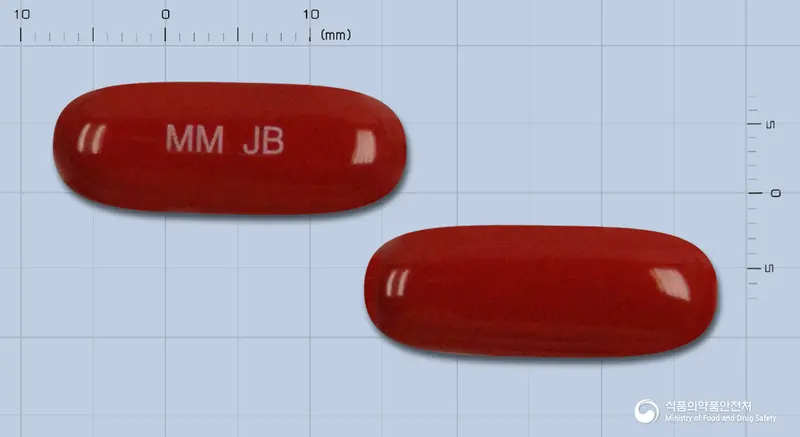 조인트베타연질캡슐 앞뒤 사진 (빨간색 캡슐, 각인 MM JB)