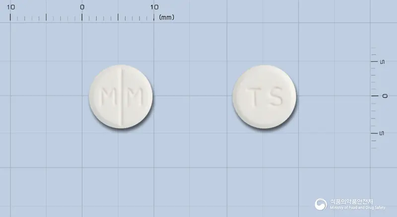 명문염화트로스피움정 앞뒤 사진 (흰색 원형, 각인 M M / TS)