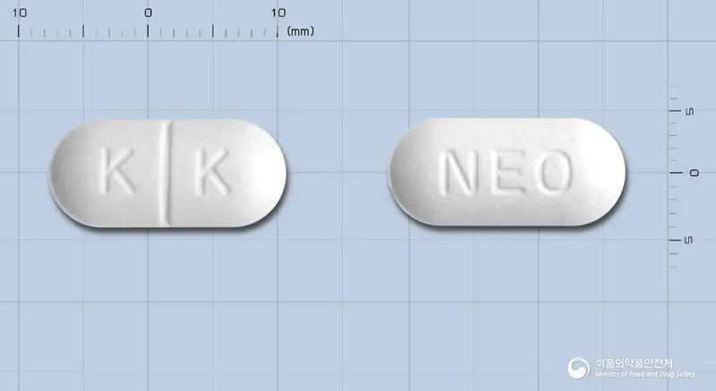네오칼디정 앞뒤 사진 (흰색 장방형, 각인 K K / NEO)