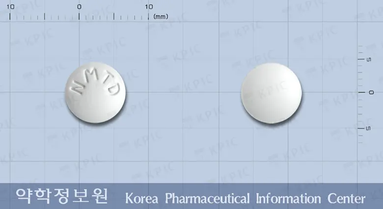 뉴메티딘정(시메티딘) 앞뒤 사진 (흰색 원형, 각인 NMTD)