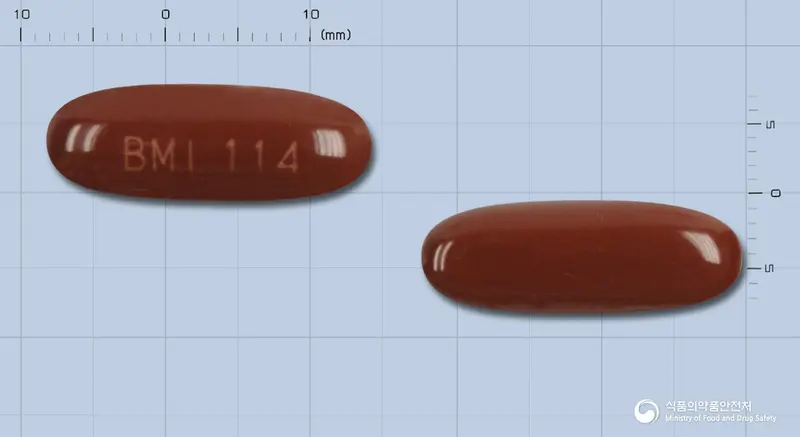 콘드비타연질캡슐 앞뒤 사진 (갈색 캡슐, 각인 BMI 114)