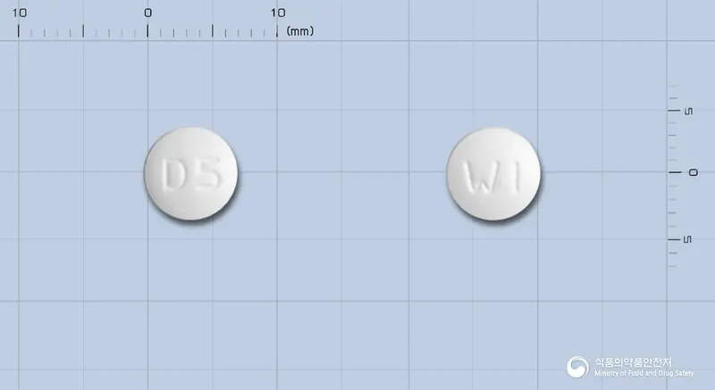 환인도네페질정5밀리그램(도네페질염산염수화물) 앞뒤 사진 (흰색 원형, 각인 D5 / WI)