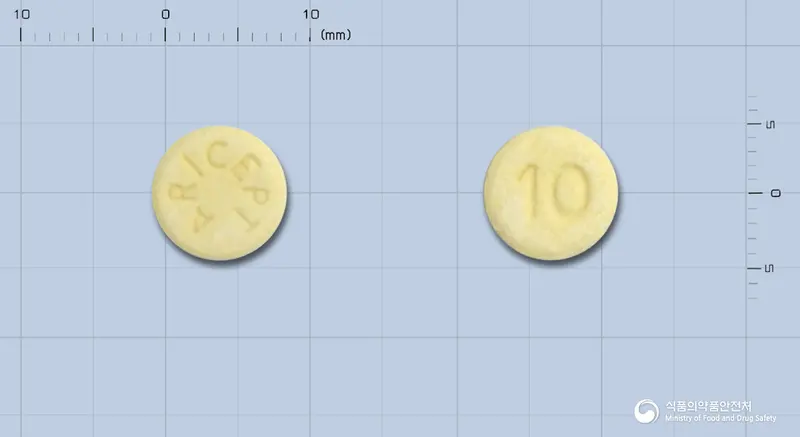 아리셉트에비스정10밀리그램(도네페질염산염) 앞뒤 사진 (노란색 원형, 각인 ARICEPT / 10)