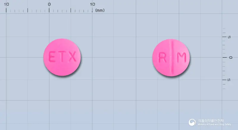 예스큐정 앞뒤 사진 (분홍색 원형, 각인 ETX / R M)