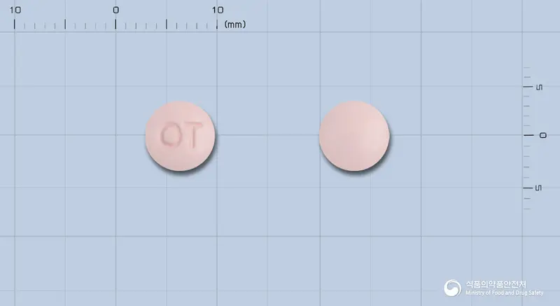 올로틴정5mg(올로파타딘염산염) 앞뒤 사진 (분홍색 원형, 각인 OT)
