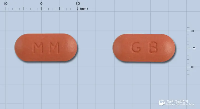 그린비타정 앞뒤 사진 (갈색 장방형, 각인 MM / GB)