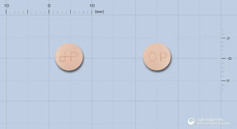 올로파정(올로파타딘염산염) 앞뒤 사진 (분홍색 원형, 각인 OP)