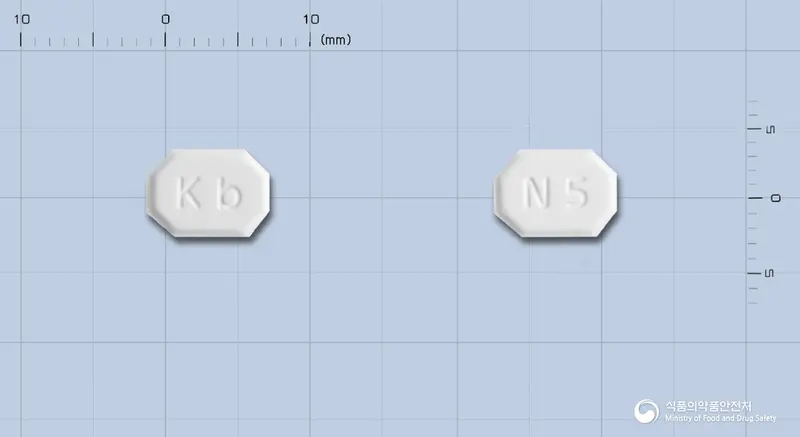 노바틴정(암로디핀베실산염) 앞뒤 사진 (흰색 팔각형, 각인 Kb / N5)
