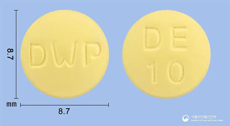대원염산도네페질정10mg(도네페질염산염일수화물) 앞뒤 사진 (노란색 원형, 각인 DWP / DE 10)